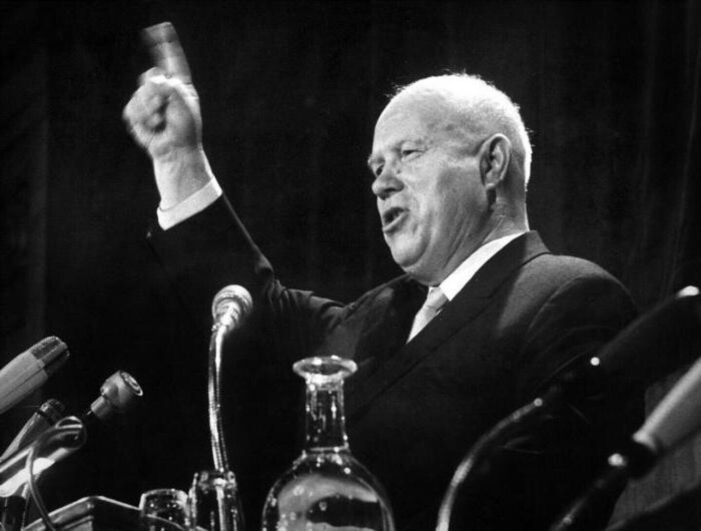 Хрущев в 1956 году выступил с докладом. Хрущев на 20 съезде КПСС.