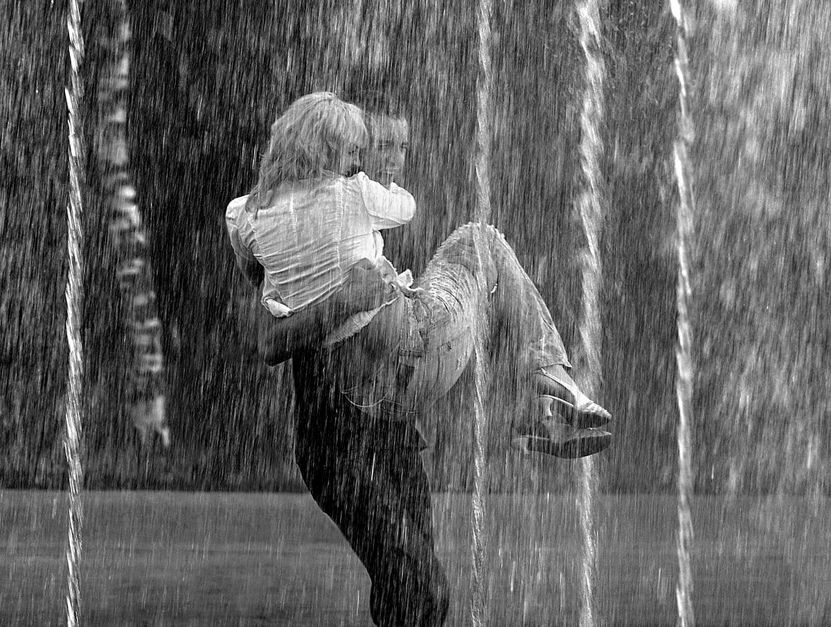Она душе дожди. Под дождем. Девушка под дождем. Парень и девушка под дождем. Радость под дождем.