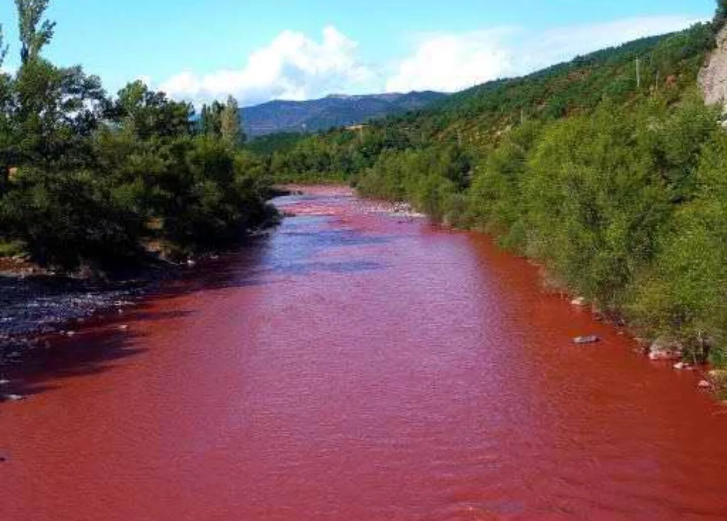 Река с красной водой. Красная река в Куско Перу. Красная речка.