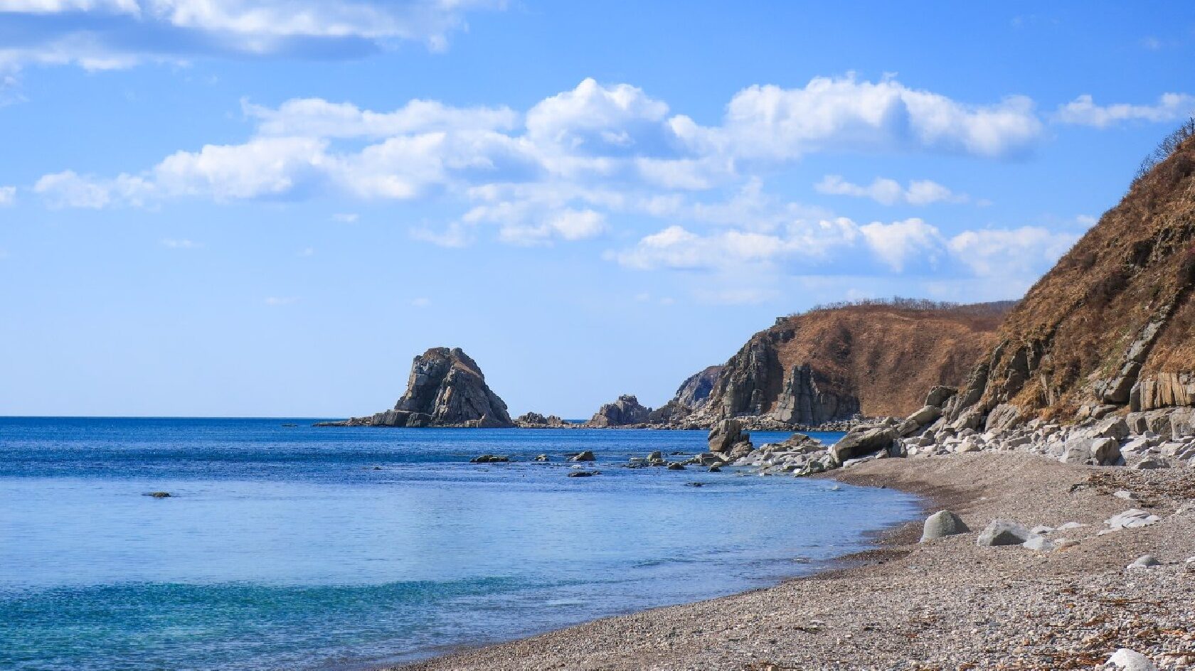 В апреле море