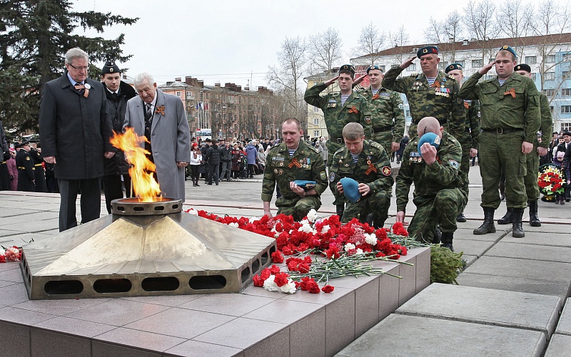 Вновь салютует Май...