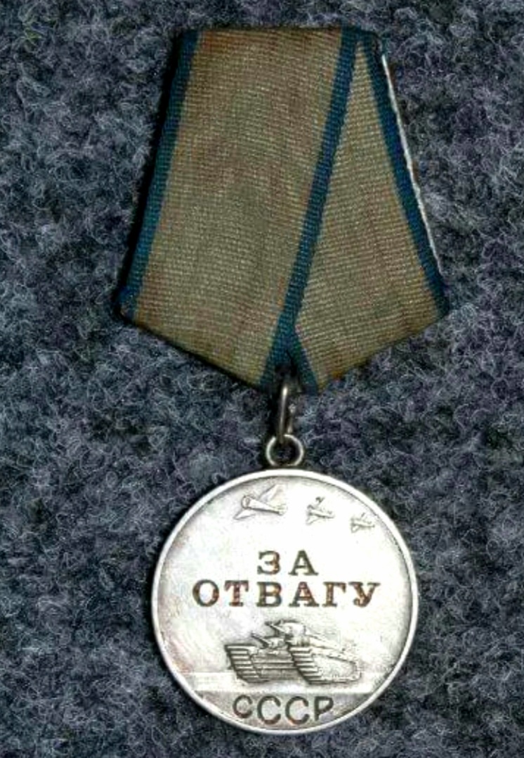 Нашли медаль за отвагу. Медаль за отвагу 1944. Медаль за отвагу 1944 года фото. Медаль за отвагу 1941. Медаль за отвагу 3 степени.