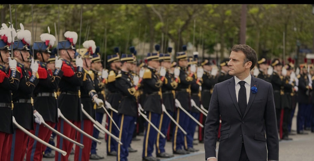 Макрончик празднует??