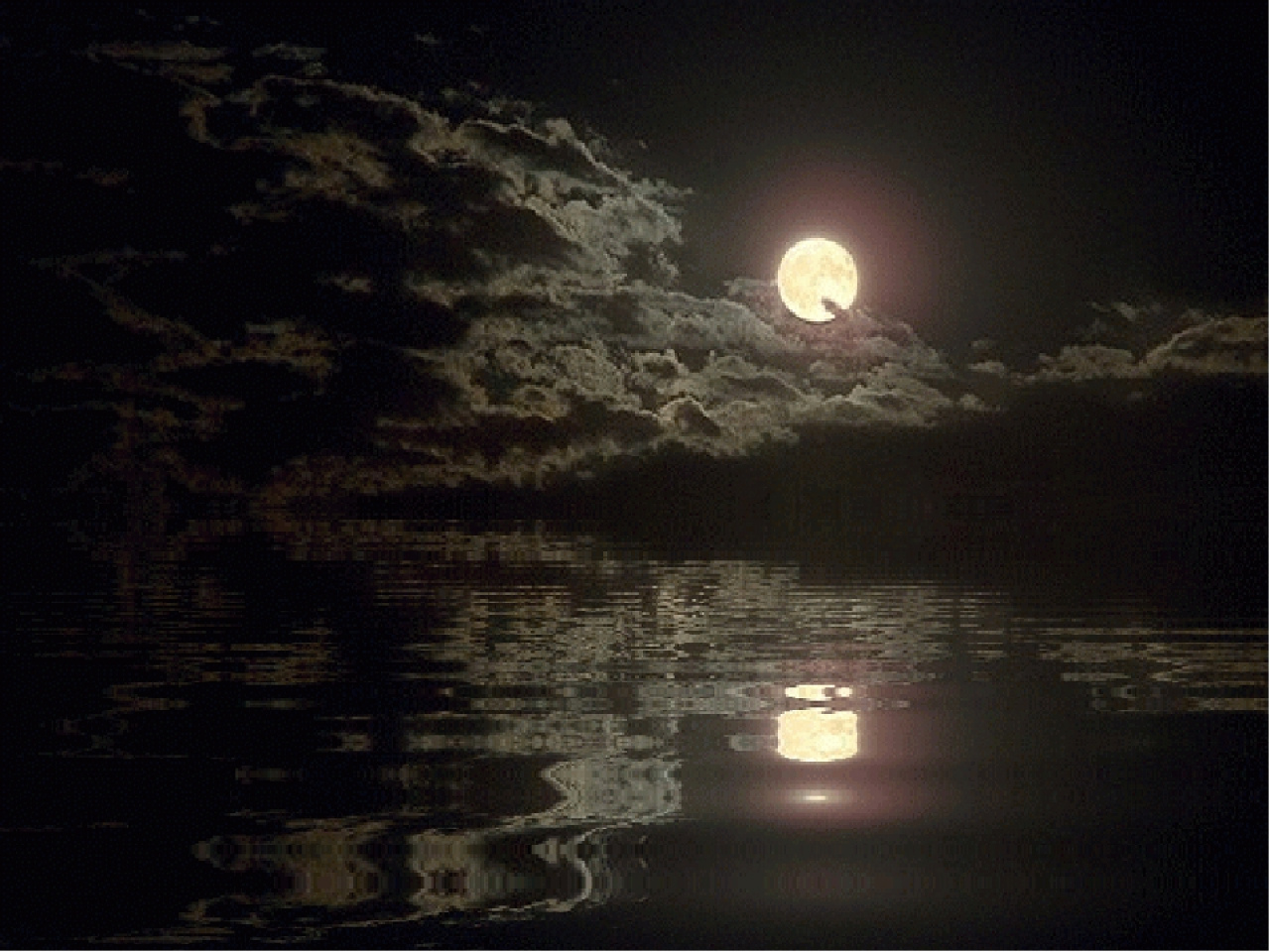 Вдали светит луна. Лунная ночь. Ночь и тишина. Луна. Светящаяся Луна.