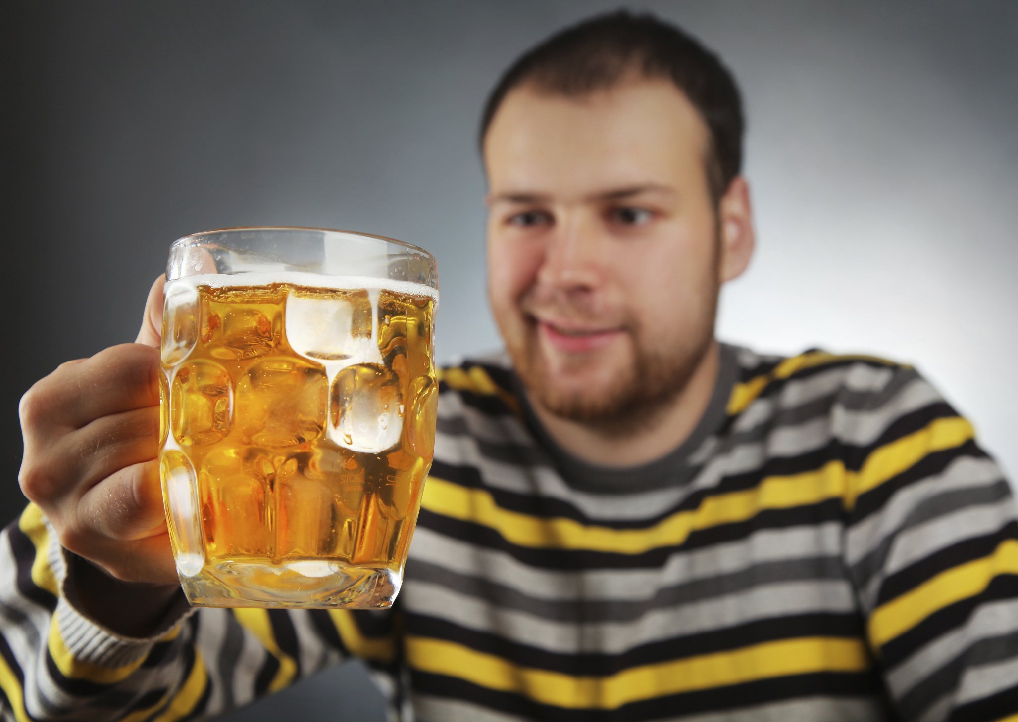 Пиво для здоровья мужчин. Пить пиво. Человек с пивом. Мужчина с пивной кружкой.