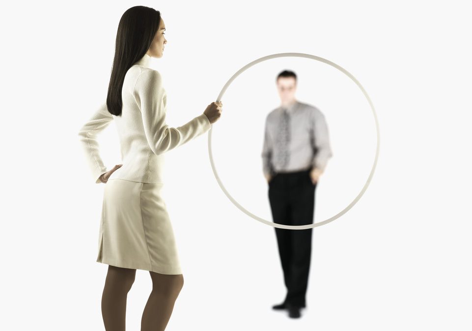 может управлять мужчинами с помощью своего голоса