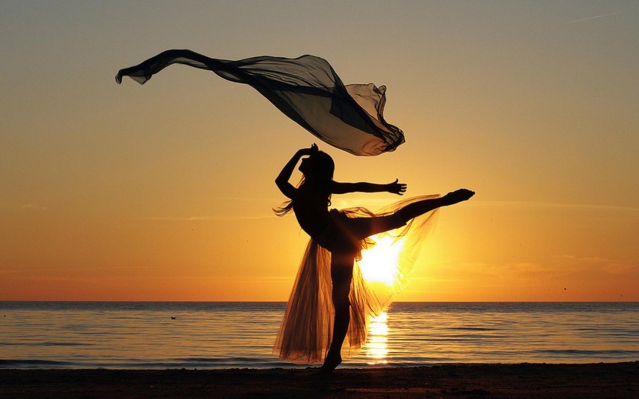Танцы в закате. Девушка на закате. Танцы на берегу моря. Танцующая девушка у моря. Танцующая девушка на закате.