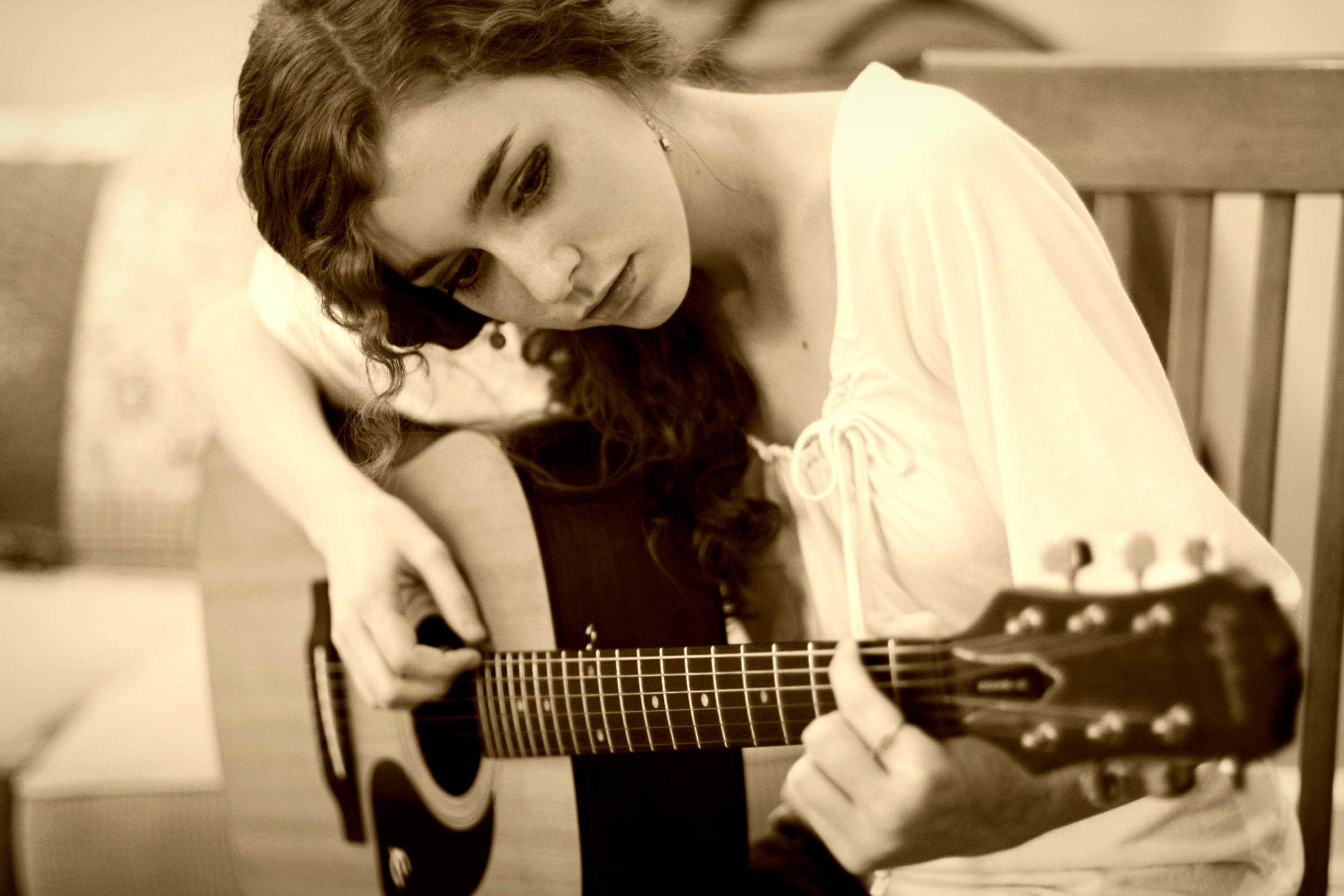 Музыка грусть слушать. Девушка с гитарой. Девушка с электрогитарой. Фотосессия с гитарой девушка. Грустная девушка с гитарой.