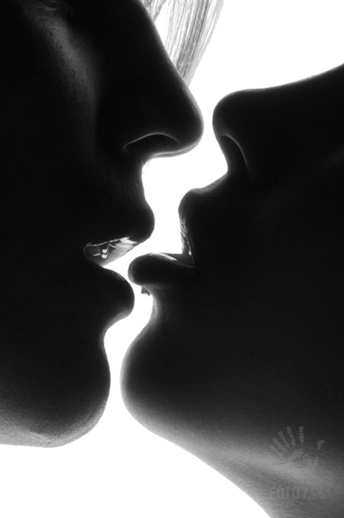 Негритянки целуются. Губы страсть. Поцелуй черно белое. Страстный поцелуй. Красивый поцелуй.