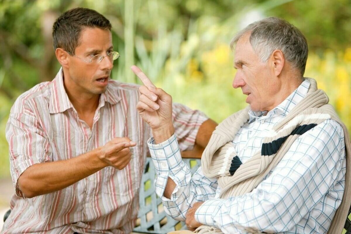 Про пожилого мужчину. Разговор отца с сыном. Два пожилых мужчины. Старики беседуют. Беседа двух пожилых мужчин.