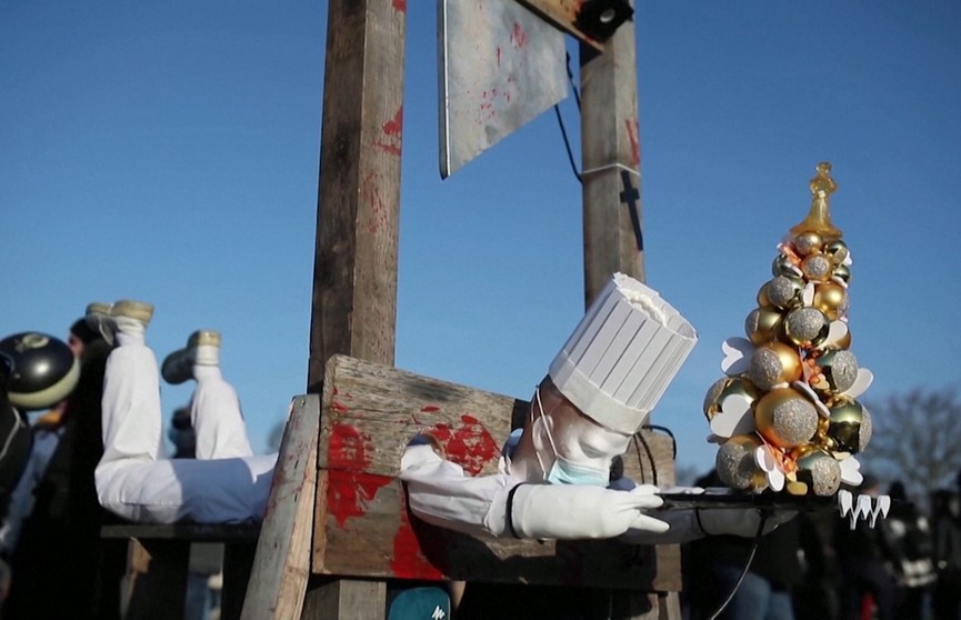 И ещё, и ещё, на Макрона