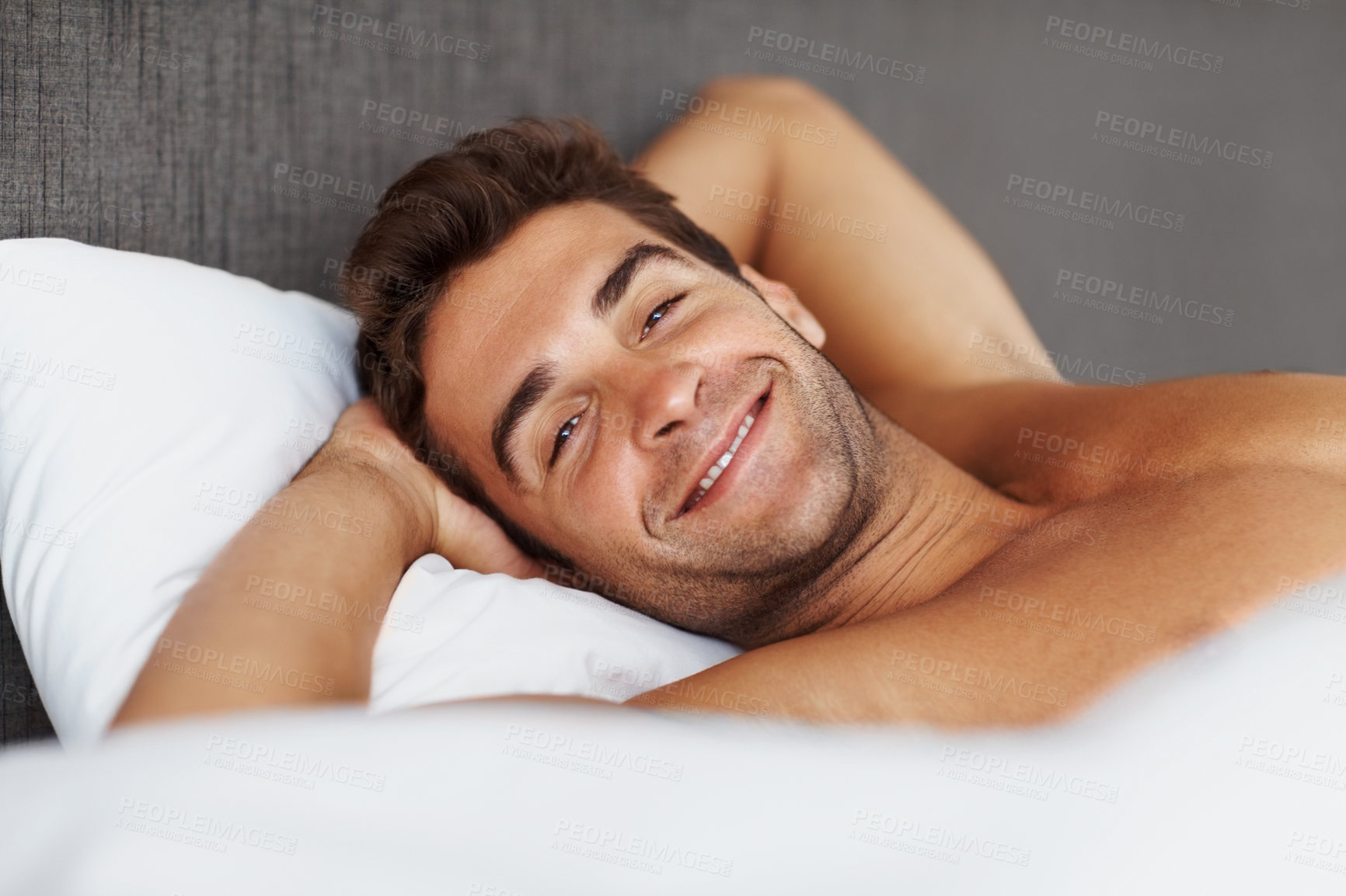 Скину утром. Мужчина проснулся. Парень улыбается в постели. Мужчина в кровати улыбается. Мужчина утром в кровати.