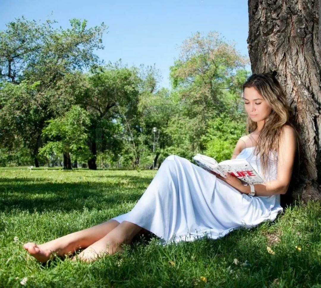 Сидящая женщина с книгой. Девушка сидит под деревом. Девушка с книжкой под деревом. Девочка сидит на природе. Девушка с книжкой на природе.