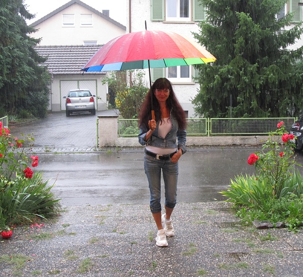 Дождь течёт, словно ниточка слов...