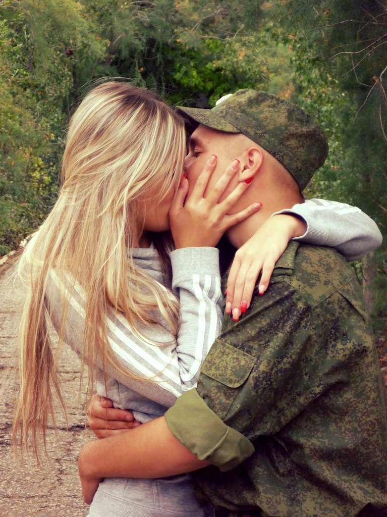 Военный парень с девушкой. Поцелуй с блондинкой. Солдат обнимает. Обнимает блондинку. Девушка солдат.