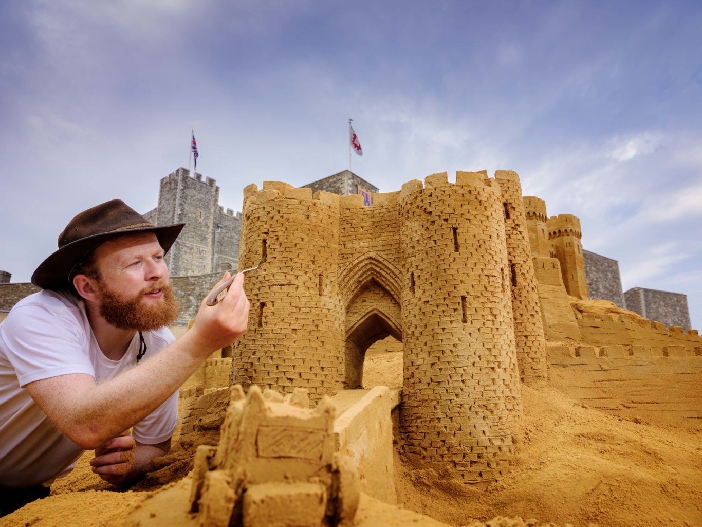 Sandcastle picture. Песочный замок. Строить песочный замок. Замки из песка для детей. Замок из песка на пляже.