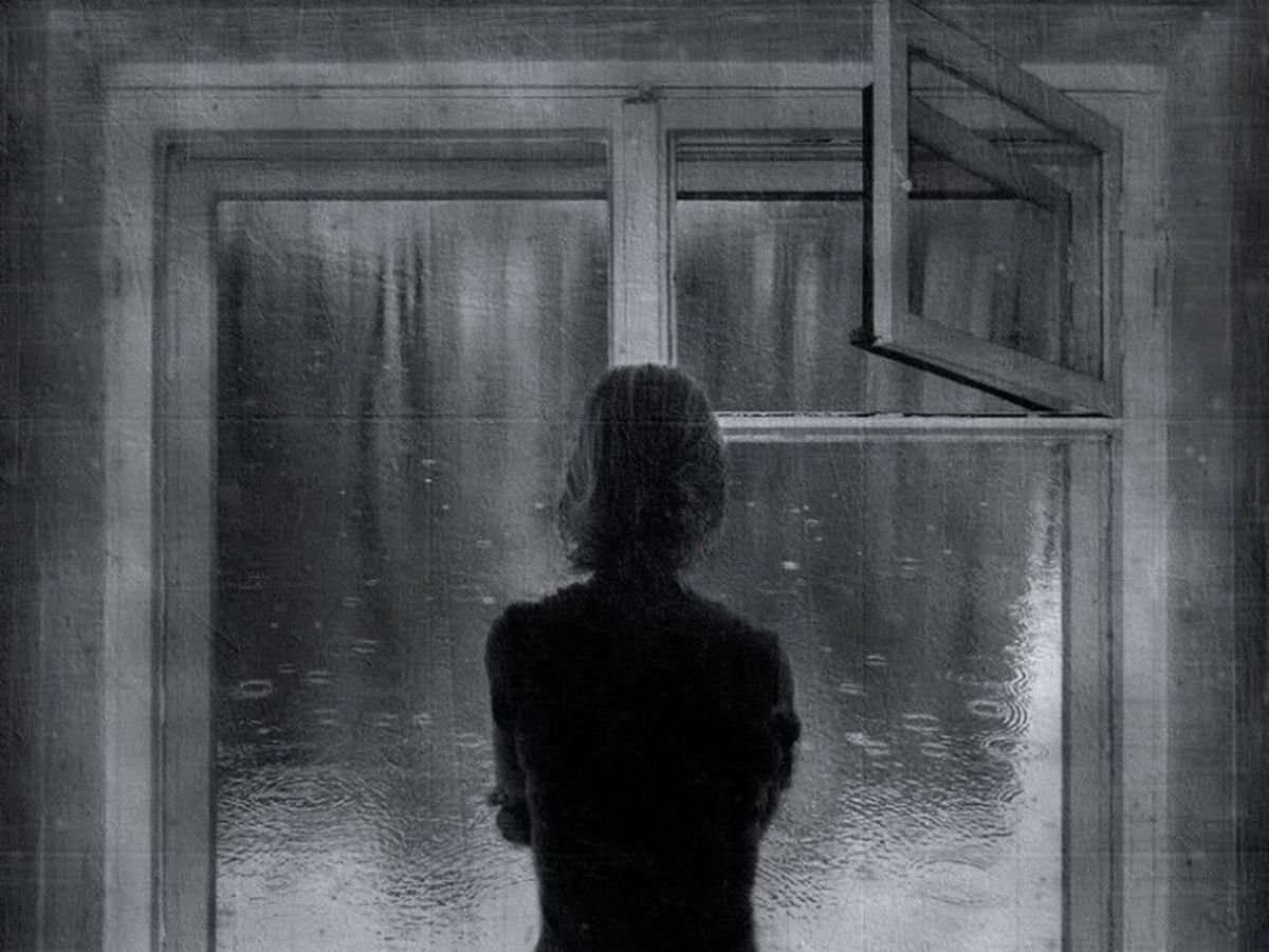 Окна сильно плачут. Печальные картины. Одиночество женщины. Это одиночество. Грустные картины.