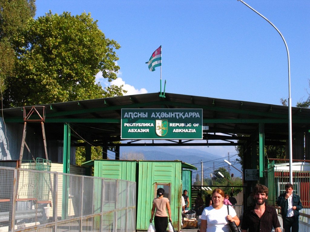 Можно пересекать границу абхазии. Таможня граница Абхазия Адлер. Граница таможня Россия Абхазия. Граница с Абхазией таможенник. Таможня на границе с Абхазией.