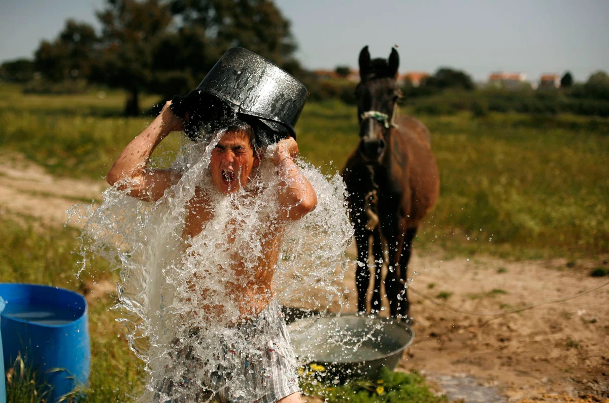 Пить горячее в жару. Жара в деревне. Смешная вода. Вода прикол. Пьет из ведра.