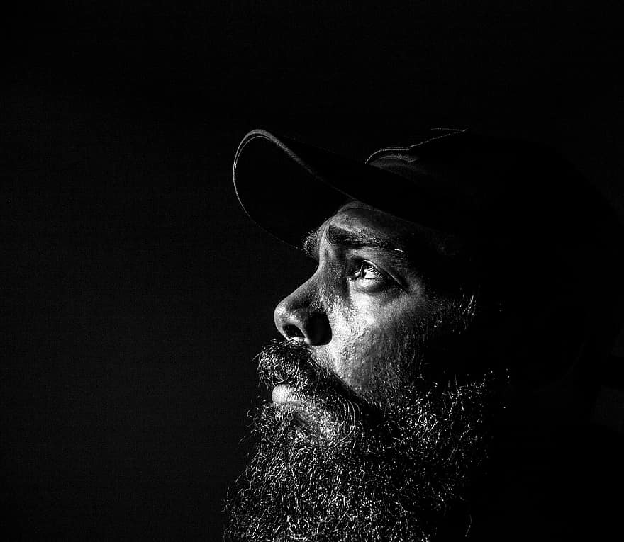 Здесь ночь по другому глядит мне в окно