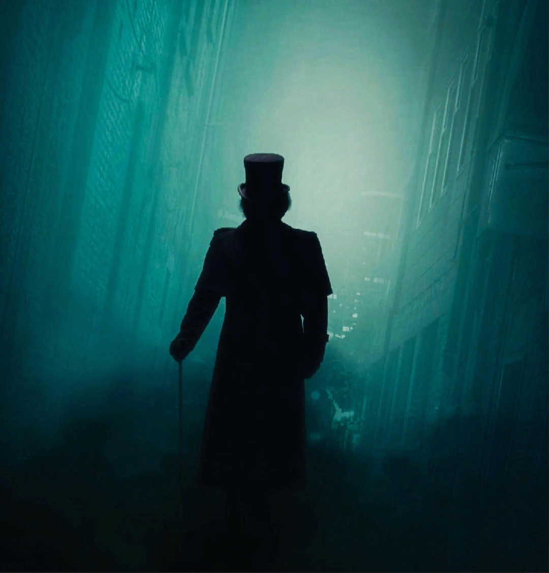 Тенью шагающая. «Человек в черной шляпе» Джона Беттса. Загадочный человек в шляпе. Таинственный человек в шляпе. Человек в плаще и шляпе.
