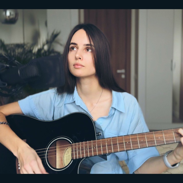 Фея с чёрной гитарой