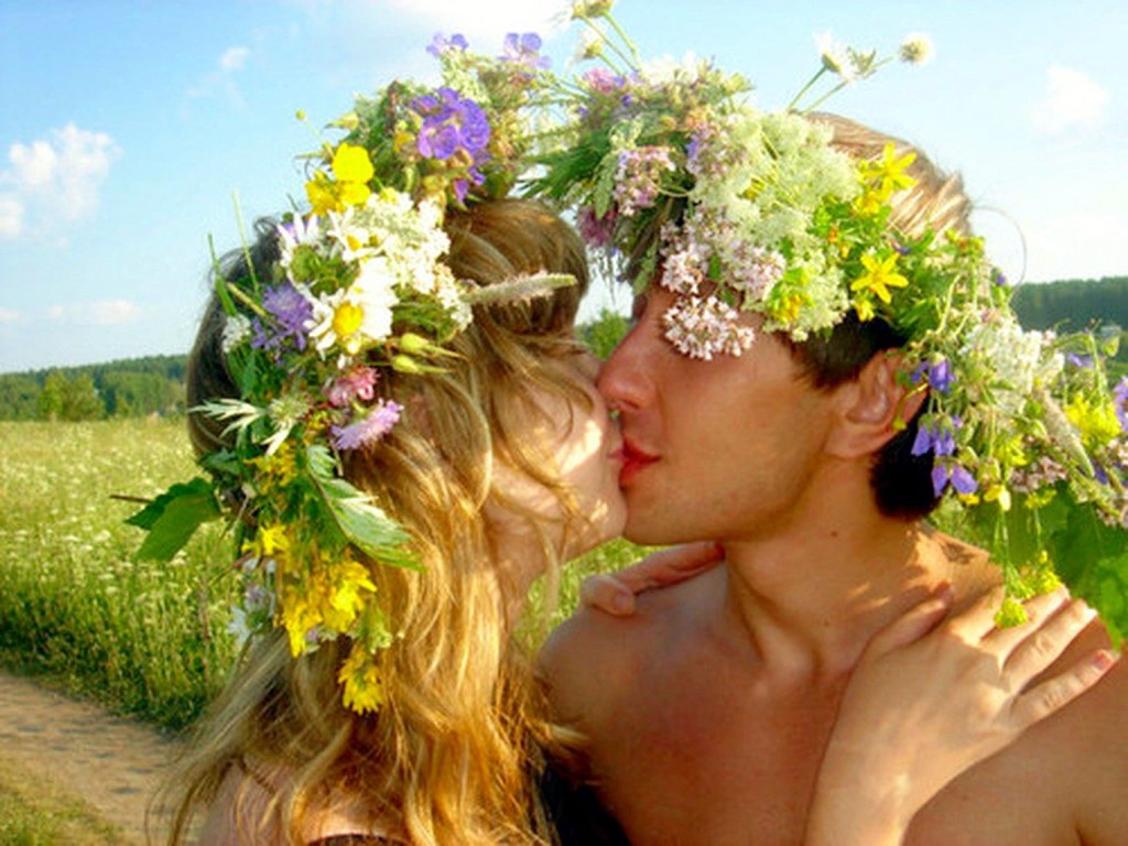 Через дней 1 августа. Парень и девушка в ромашках. Мужчина и женщина в венках. Девушка в венке из цветов. Влюбленные с ромашками.