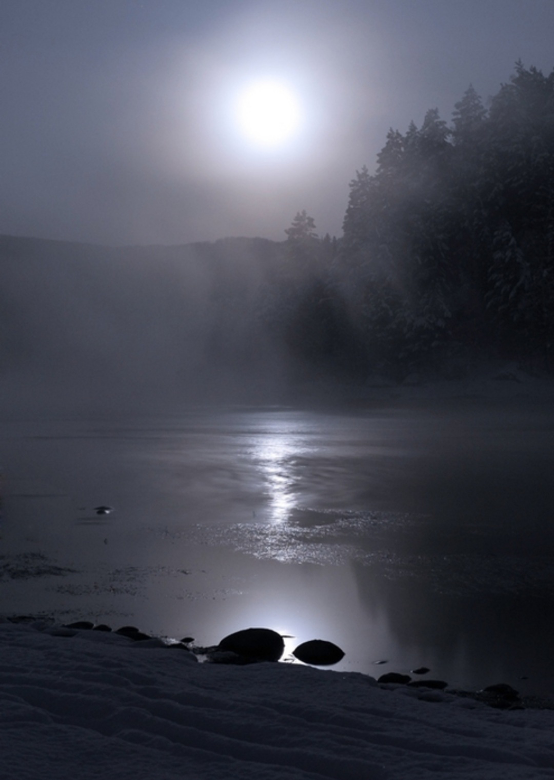 1 месяц в озере. Туманная ночь. Туман ночью. Ночное море в тумане. Луна в тумане.