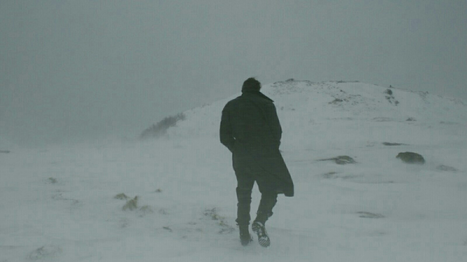 И надрываясь в метелях. Одинокий человек зимой. Человек идет по сугробам. Человек в снегу. Человек идет по снегу.