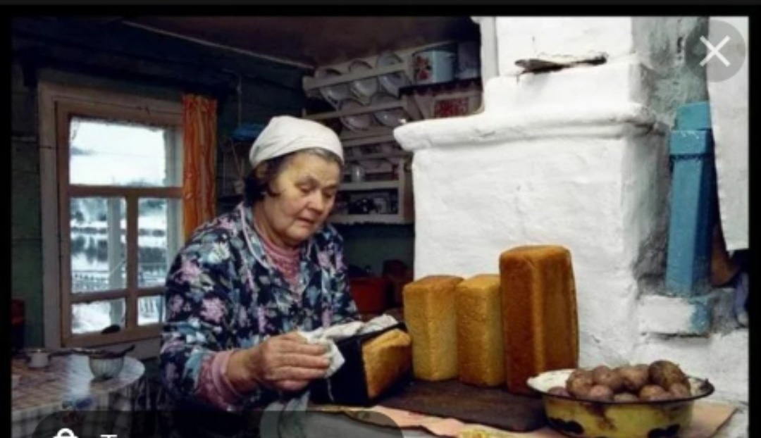 Худая женщина стояла у печи. Пирожки Деревенские. Хлеб в деревенской печи. Хлеб в деревне. Бабушка с хлебом.