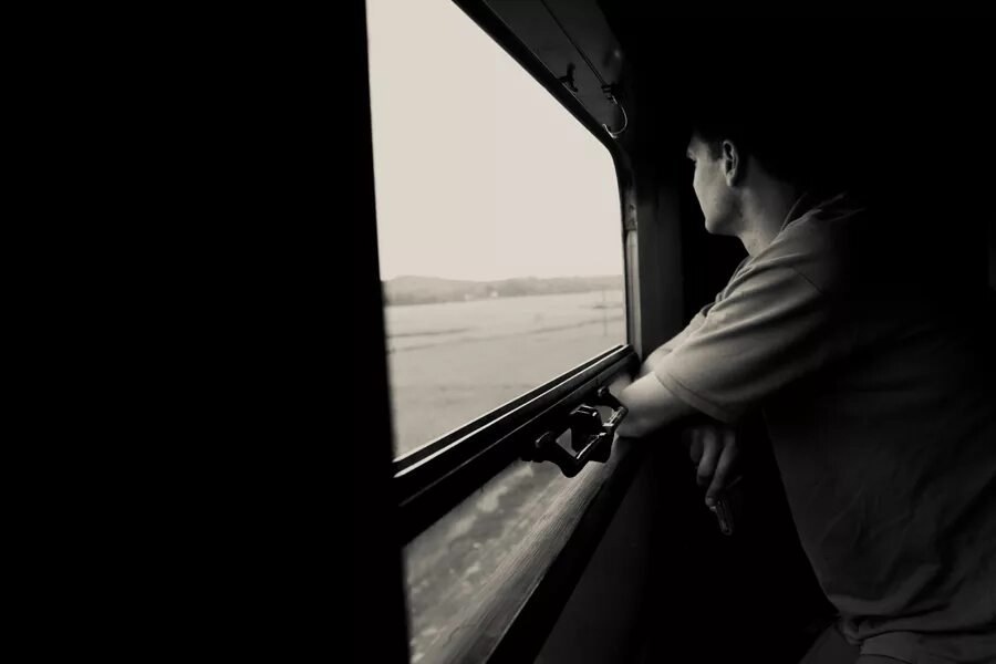 Муж уезжает на машине. Парень в поезде. Авы для парней поезд. Мужчина в поезде у окна. Человек в окне поезда.