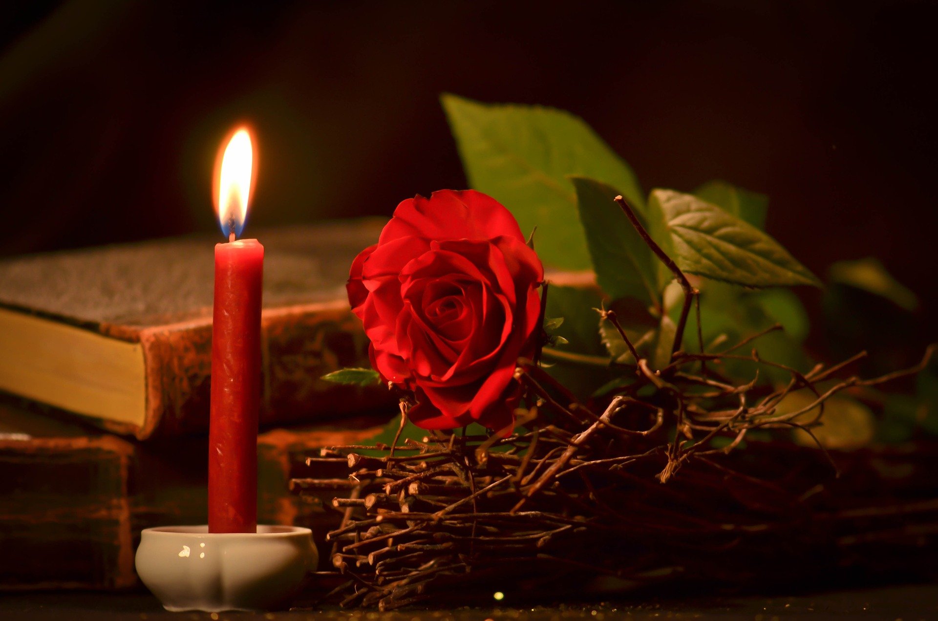 Живые поминки. Поминальная свеча. Розы и свечи. Свечка с розой. Свеча похоронная.