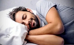 Ты спишь и улыбаешься во сне