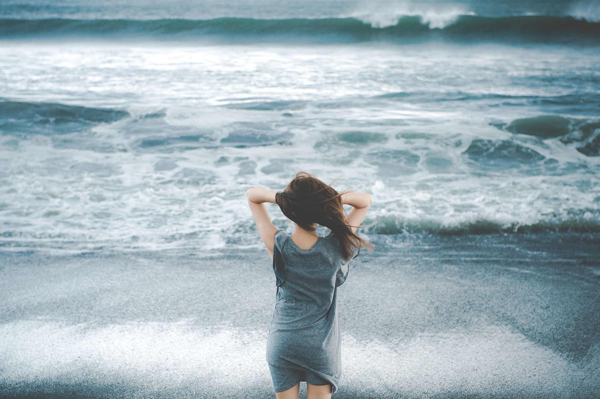 Можно на другое море. Девушка-море. Девушка на берегу моря. Девушка море ветер. Девушка и океан.