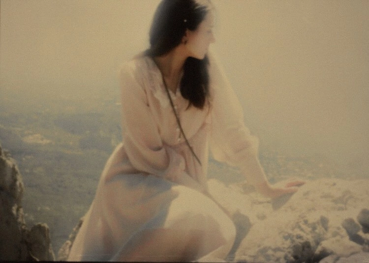 Женщина в кремово-белом