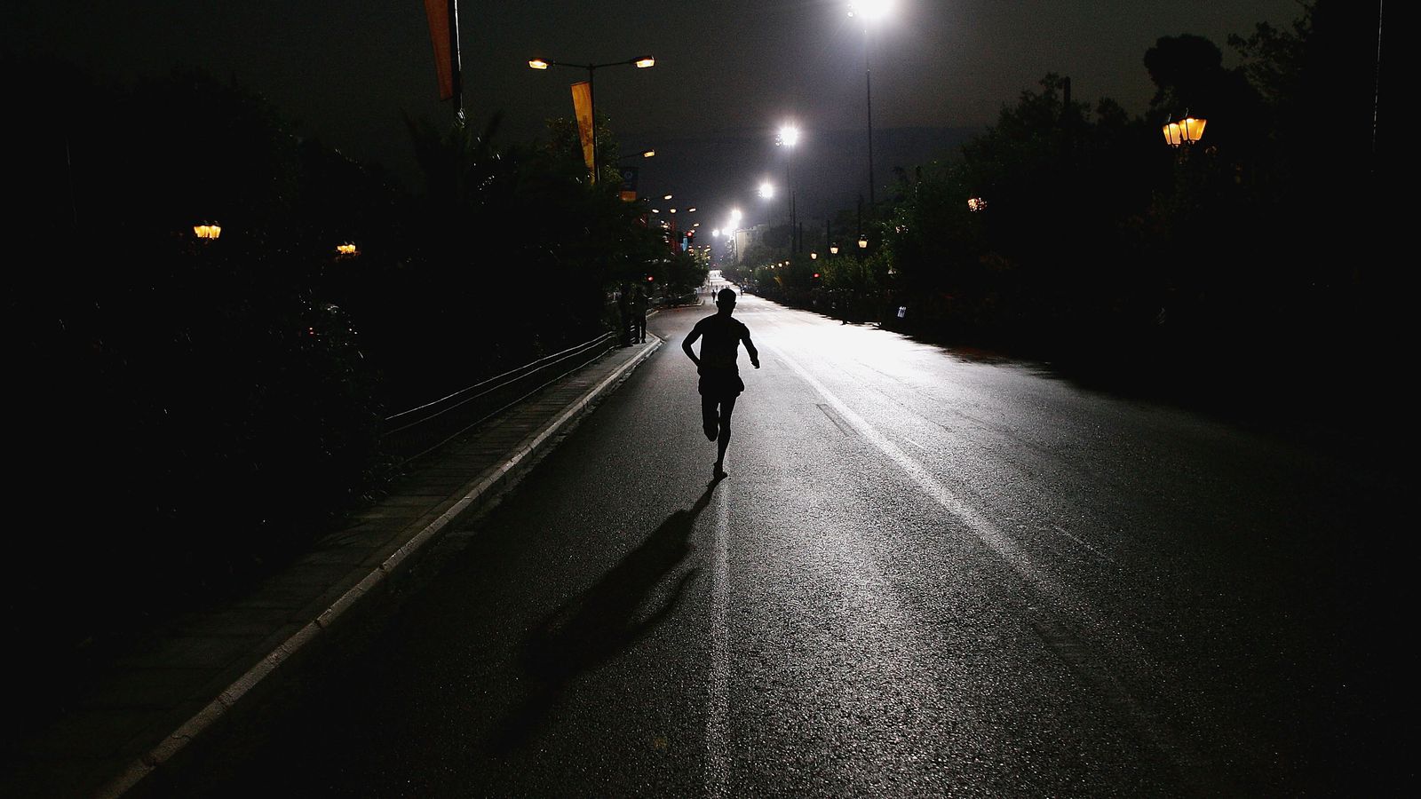Ночью тянет есть. Бег ночью. Человек бежит в темноте. Ночная пробежка. Бегущий в темноте.