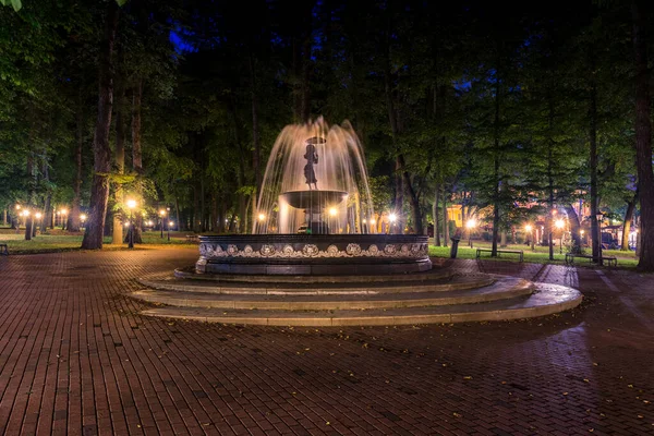 В тени задремавшего парка...