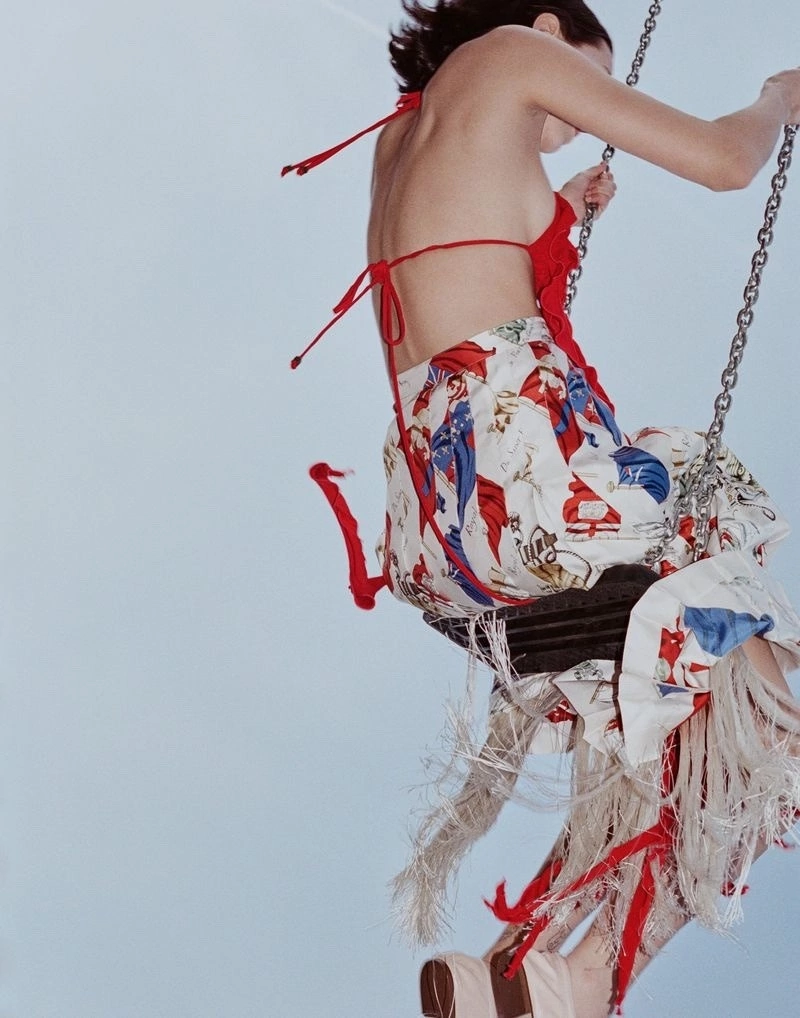 Цветы на чёрной водолазке