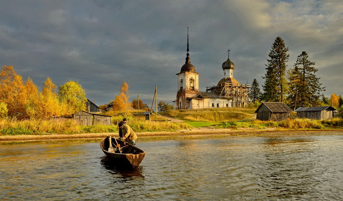 Красивая церквушка в Карелии на островке