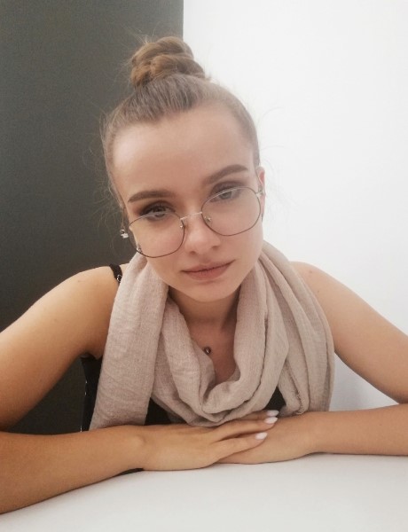 Ты сладкоголосая с нотами в букве