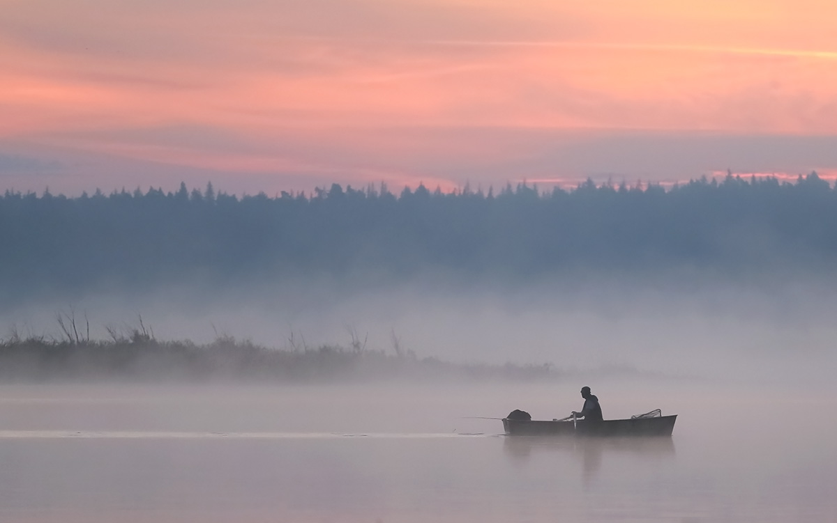 Дремлющий в тиши. Лодка в тумане. Лодка озеро туман. Одинокая лодка. Туман на реке.