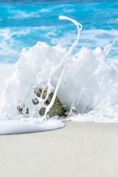 Неслышно ступая в прибрежной волне