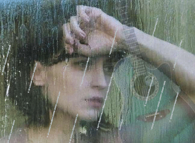 Песня батя это дождь идет. Парень плачет под дождем. Девушка плачет под дождем. Гиф девушка и дождь. Летний дождь парень.