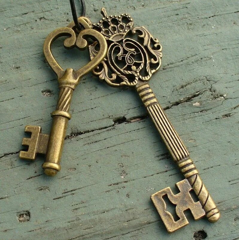 Совсем ключ. Старинный ключ. Ключ дверной. Красивый старинный ключ. Ключ дверной красивый.