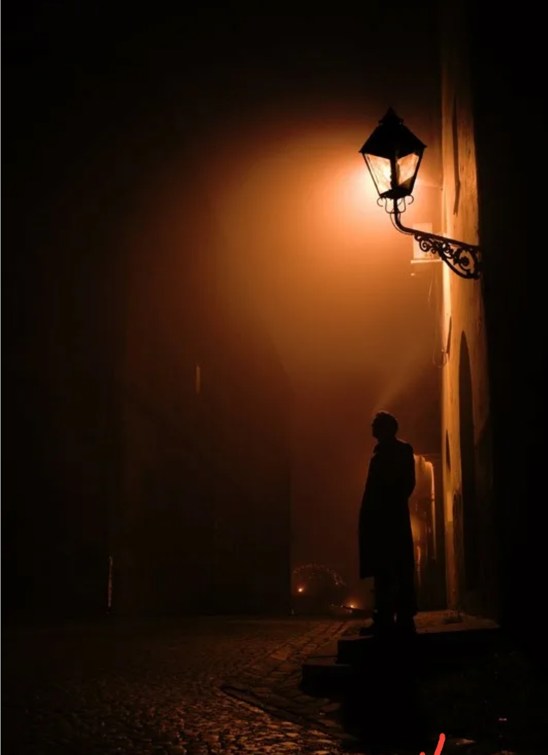 Под фонарем. Одиночество в ночи. Человек с фонарем в темноте. Человек под фонарем ночью. Человек с фонарем ночью.
