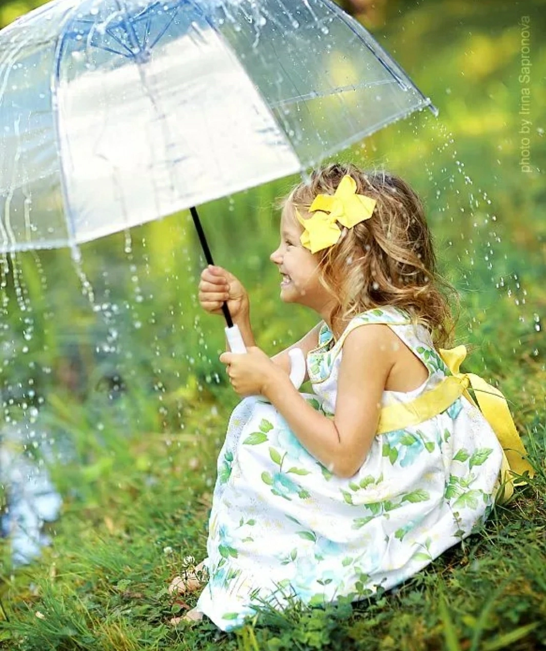Как растения радуются дождю. Дети под дождиком летом. Летний дождик дети. Дети под дождем летом. Лето дети.