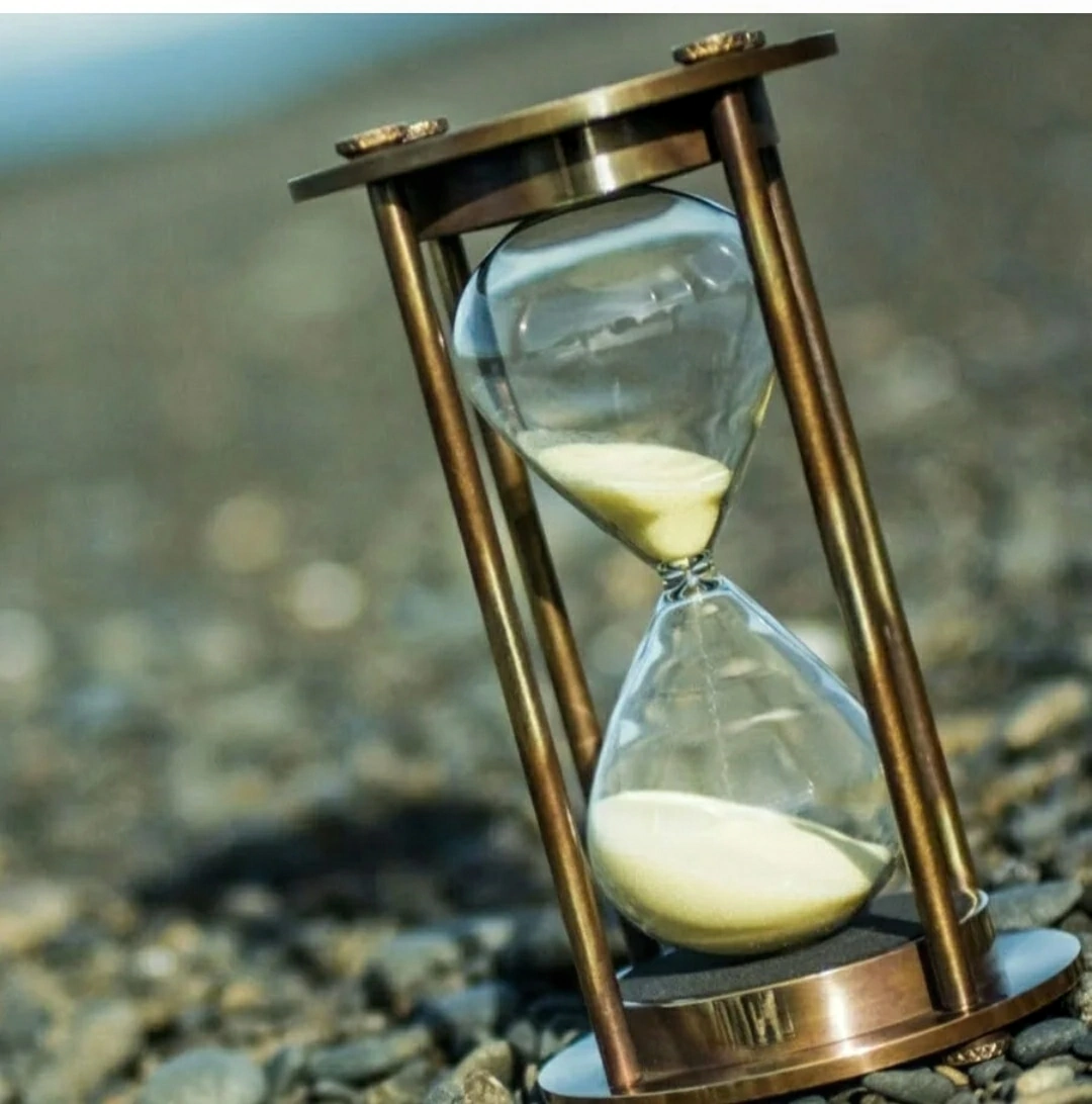 Почему песочные часы. Песочные часы. Старинные песочные часы. Маленькие песочные часы. Креативные песочные часы.