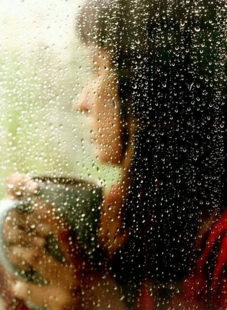 Звезды стекают по твоей. Девушка за окном дождь. Девушка дождь. Девушка под дождем. Девушка у окна дождь.