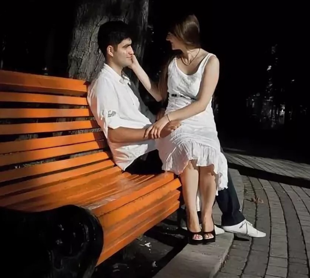 Парень и девушка на скамейке