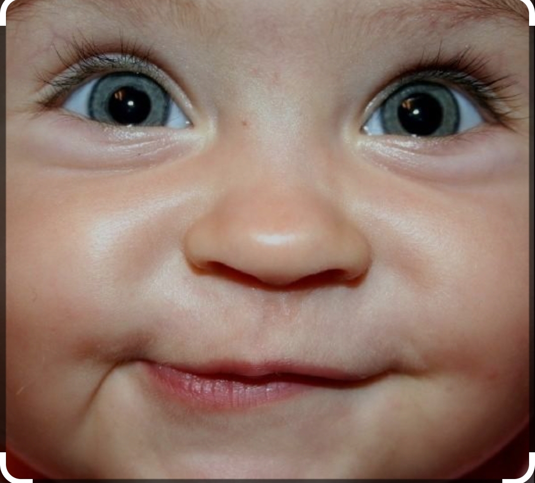 Хитрыми глазками. Глаза ребенка. Счастливые глаза. Лицо ребенка крупный план. Детские глазки.